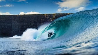 Un surfeur dans un tube.